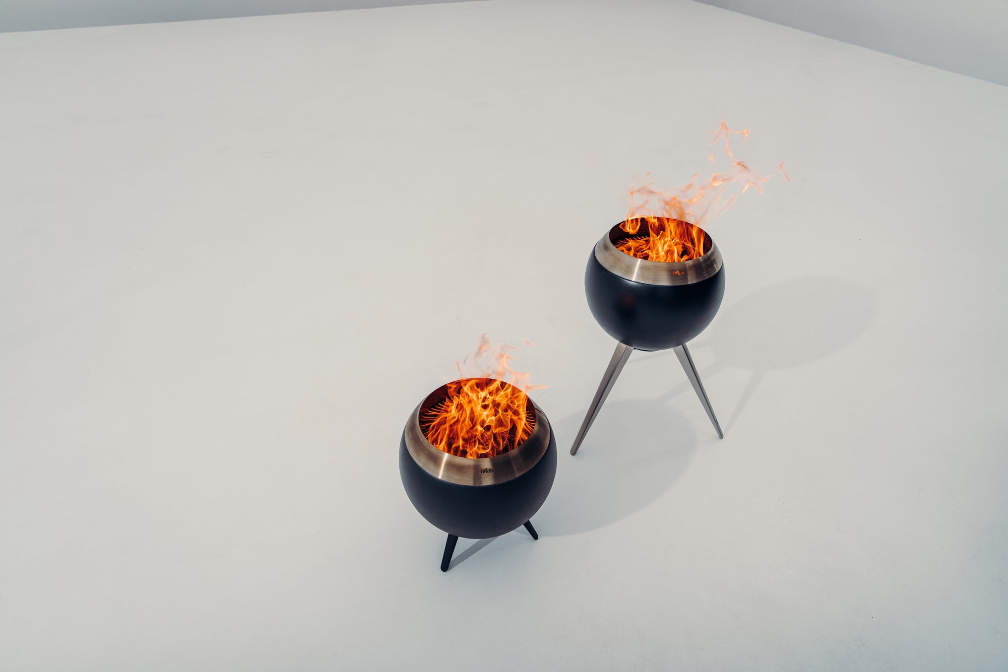 höfats MOON 45 Feuerschale mit hohem Fuß