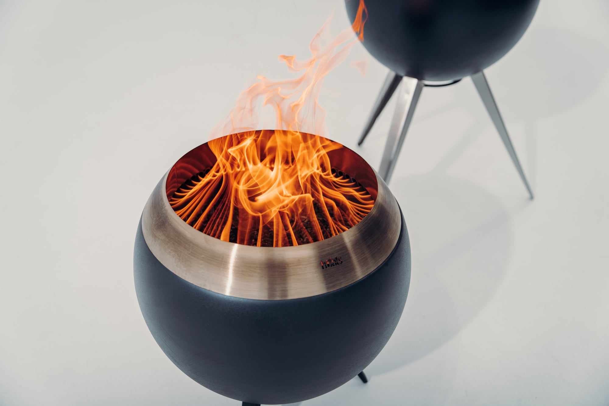 höfats MOON 45 Feuerschale mit hohem Fuß