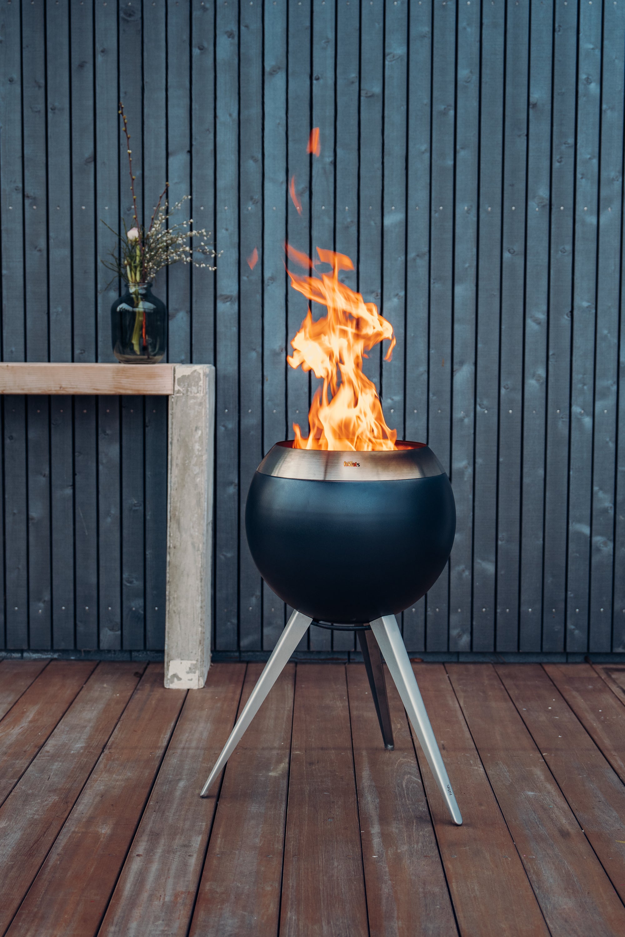 höfats MOON 45 Feuerschale mit hohem Fuß